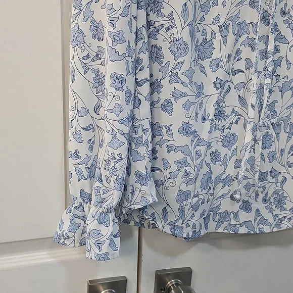 Dokotoo Floral Blue Blouse Top Size Large Worn 1 Time - Picture 6 of 13